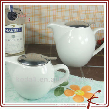 Tetera con colador de porcelana blanca